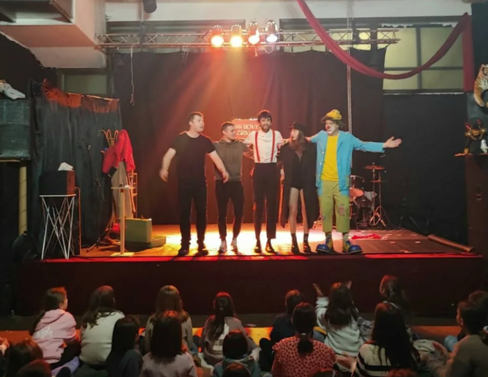 Gozatu ederra hartu dute haurrek Hoi Den/k Zirkue ikuskizunarekin