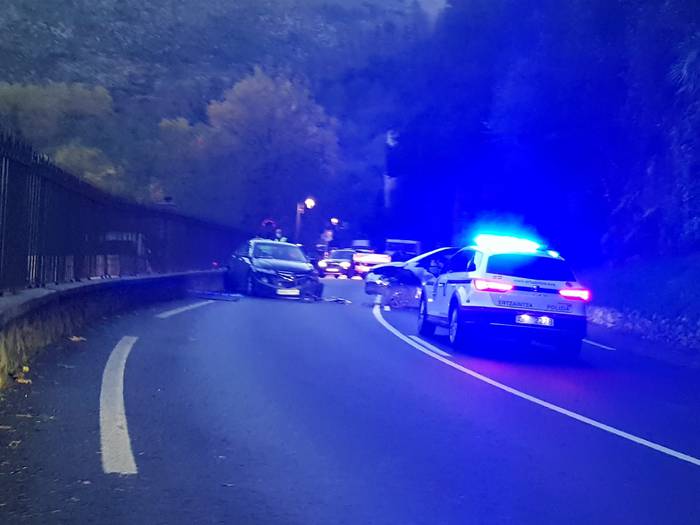 Izugarrizko auto ilarak sortu dira Zestoan, bi autok elkar jo ostean