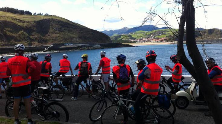 Suhiltzaileen bizikleta martxa Zumaiatik pasa da