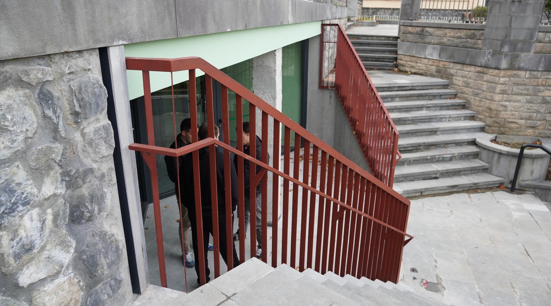 Baranda berriak instalatu dituzte Aldamar parkeko eskaileretan