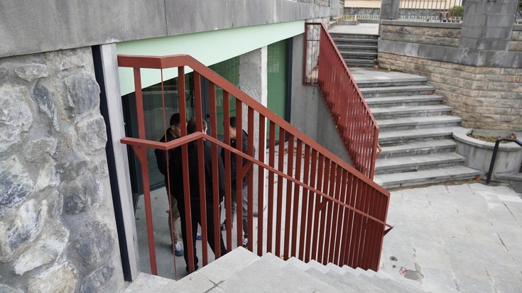 Baranda berriak instalatu dituzte Aldamar parkeko eskaleretan