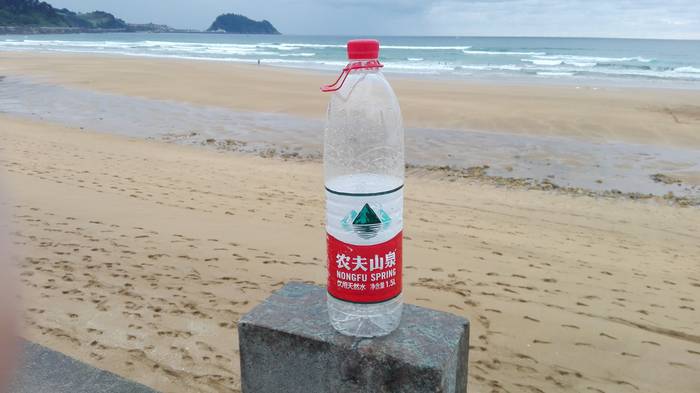 HARA! Txinako botila bat hondartzan