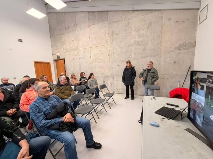 'Zinka' eskulturaren sortzaileek esker ona adierazi diete Olarrusubeko kideei