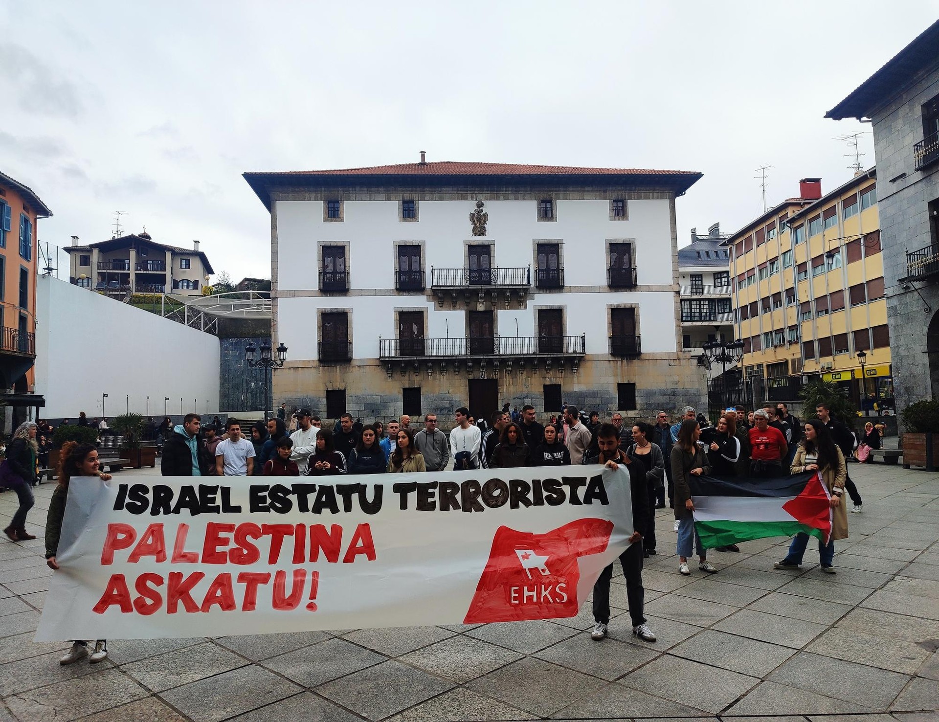 Palestinaren aurkako "basakeria sionista" salatu dute plazan