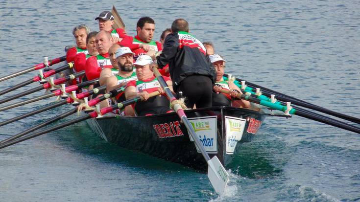 Zumaiak irabazi du beteranoen lagunarteko traineru estropada