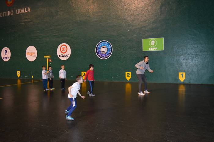 Eskupilota eta tenisa probatuko dituzte aste honetako Eskola Kirolean