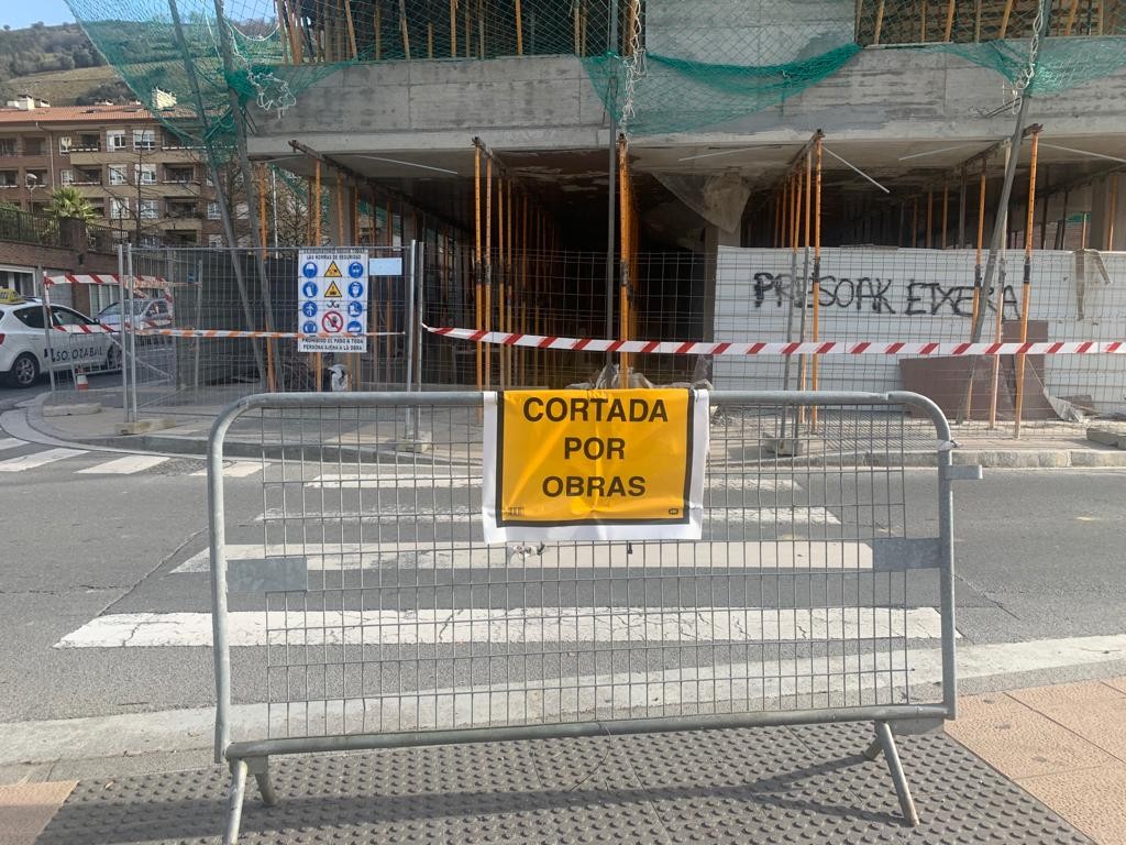 Kartel guztiak gaztelania hutsez
