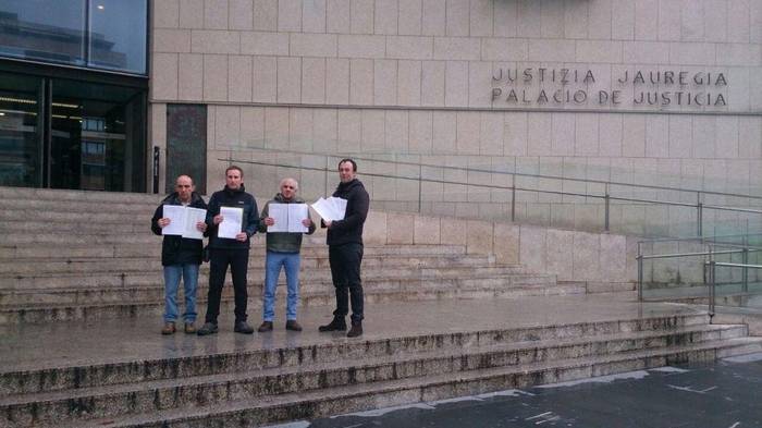 TS Fundicioneseko langile ohiek 4.000 sinadura aurkeztu dituzte Donostian