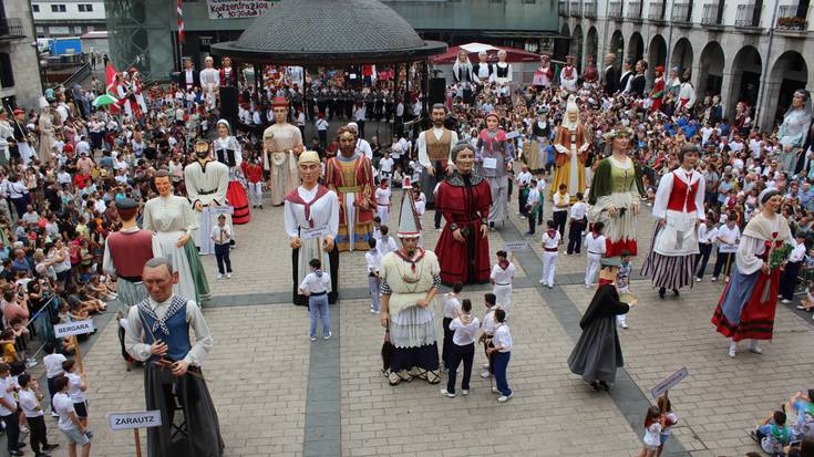 Musika, dantza, eta festa giroarekin hasi dute Umeen Eguna