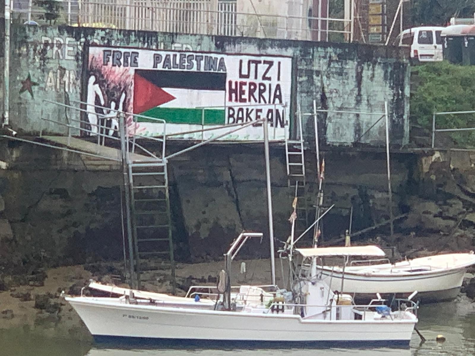 Palestinaren aldeko horma irudia margotu dute errioaren bestaldean