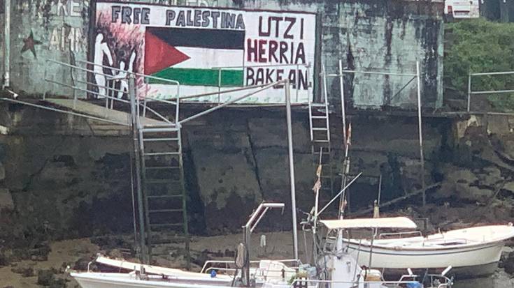 Palestinaren aldeko horma irudia margotu dute errioaren bestaldean
