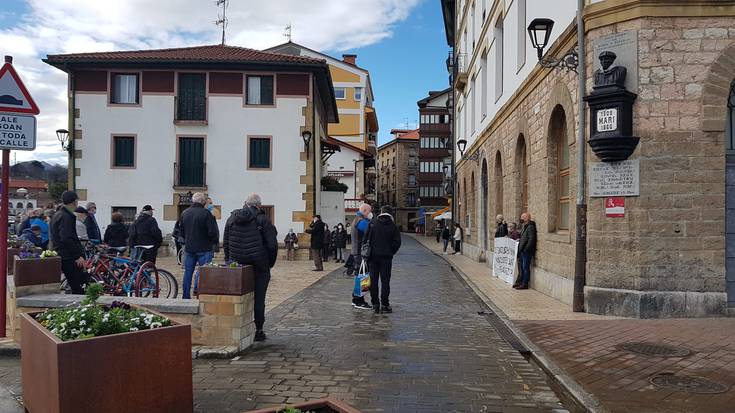 Pentsio duinen aldeko elkarretaratzea egin dute hainbat herritarrek beste behin