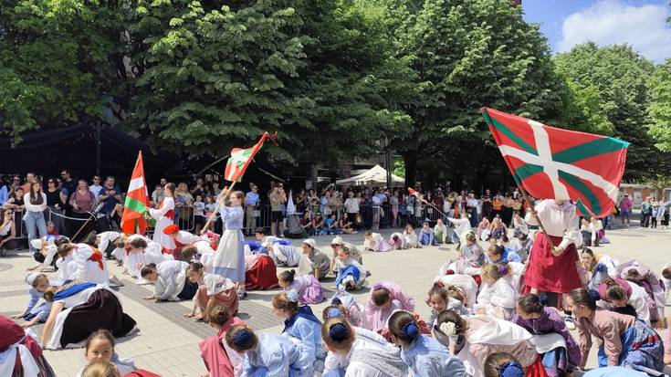 Zumaiako dantzariek Errenteriako Dantzari Txiki Egunean parte hartu dute