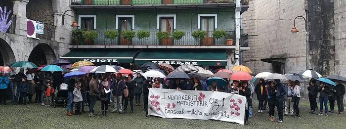 Emakumeenganako indarkeriaren aurkako salaketa kalera atera dute Urola Kostan