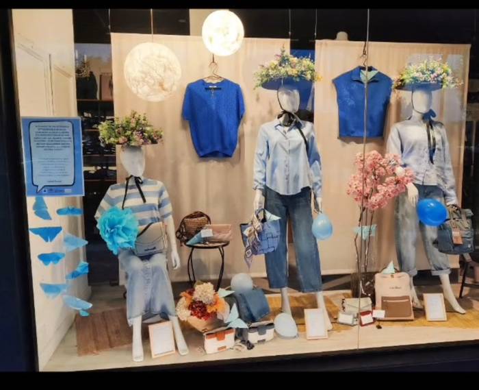 Zumaiako establezimenduak urdinez jantzi dira, Autismoaren Nazioarteko Egunean