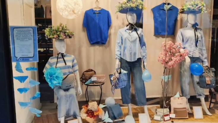 Zumaiako establezimenduak urdinez jantzi dira, Autismoaren Nazioarteko Egunean