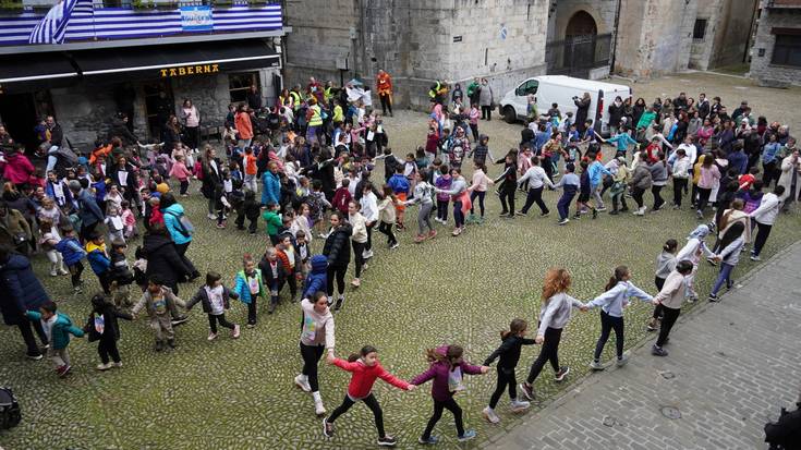 Lasterka eta dantzan, euskararen sugarra barreiatu du Korrika Txikiak Zestoan