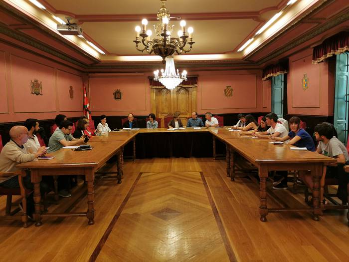 Azpeitian zehaztu dituzte udaleko batzordeak, hautetsien ardurak eta ordainsariak
