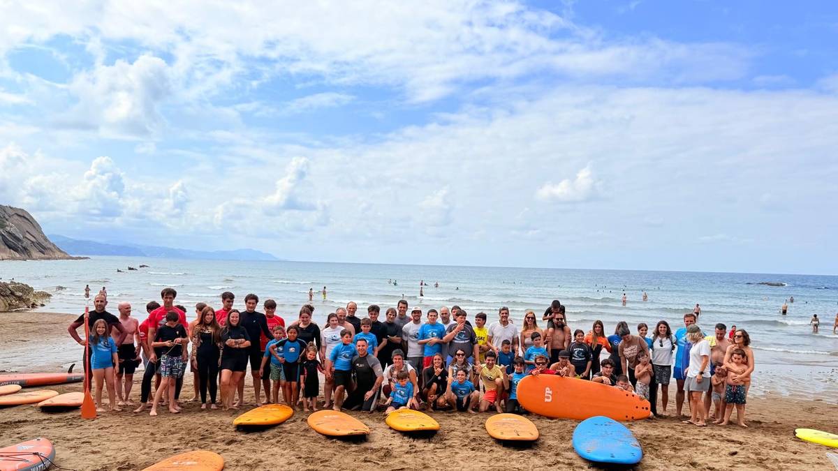 Arratsalde paregabeaz gozatu zuten haurrek surf festa inklusiboan