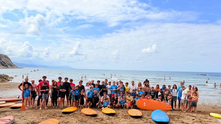 Arratsalde paregabeaz gozatu zuten haurrek surf festa inklusiboan