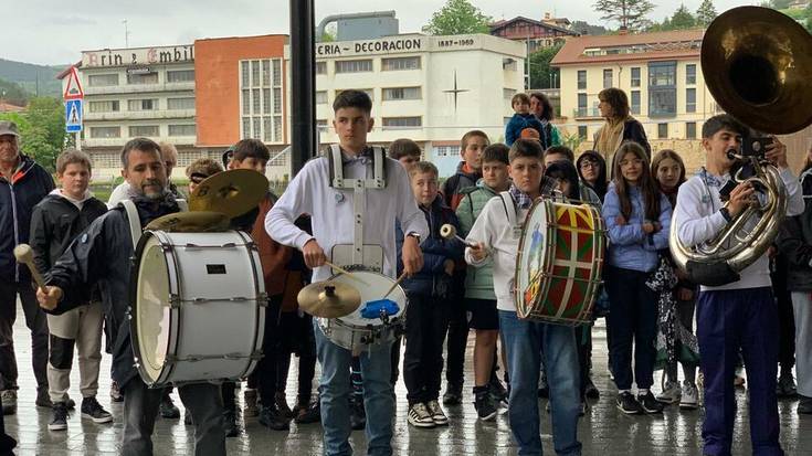 Sormen pintzeladak, musika eta bertsoak Balearen Eguna ospatzen hasteko