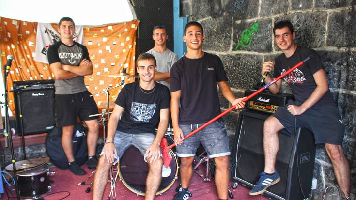 Istilu taldea: "Indartsu ikusten dugu street punk-Oi! musika gazteen artean"