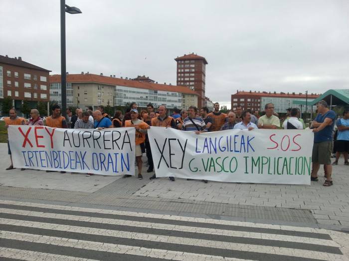 Xey-ko langileek elkarretaratzea egin dute Lakua aurrean