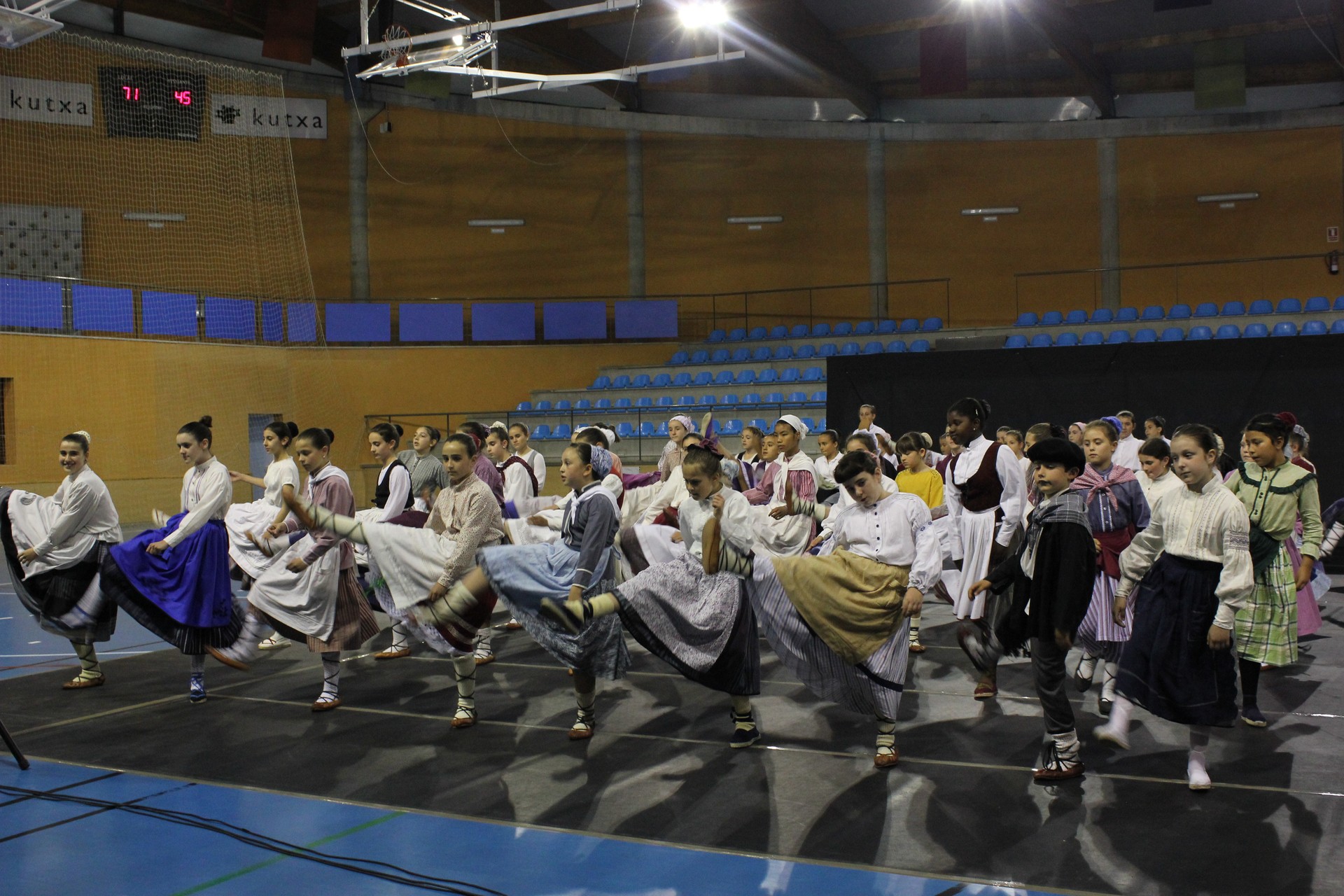 Dantza emanaldia Karelan