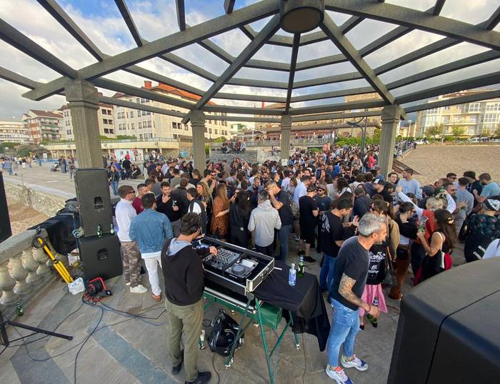 Musika elektronikoa "gaueko iluntasunetik hondartzako argitasunera" eramango duen jaialdia, larunbatean