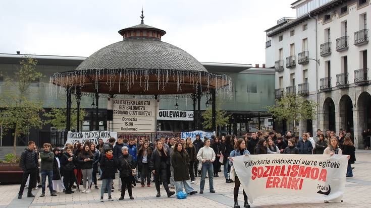 Indarkeria matxistaren aurkako aldarriekin bete dute plaza