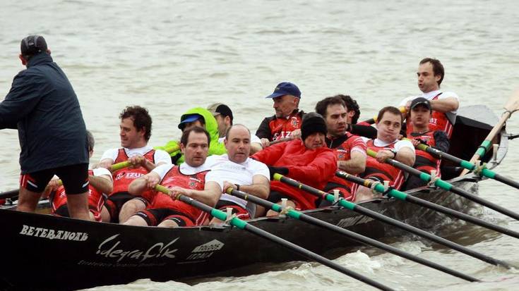 Zumaiako beteranoek irabazi dute Hondarribiako traineru jaitsiera