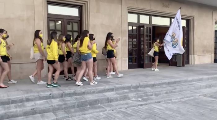 Euskotren ligako aurreneko bandera udaletxean jarri dute oriotarrek herritarren txalo artean