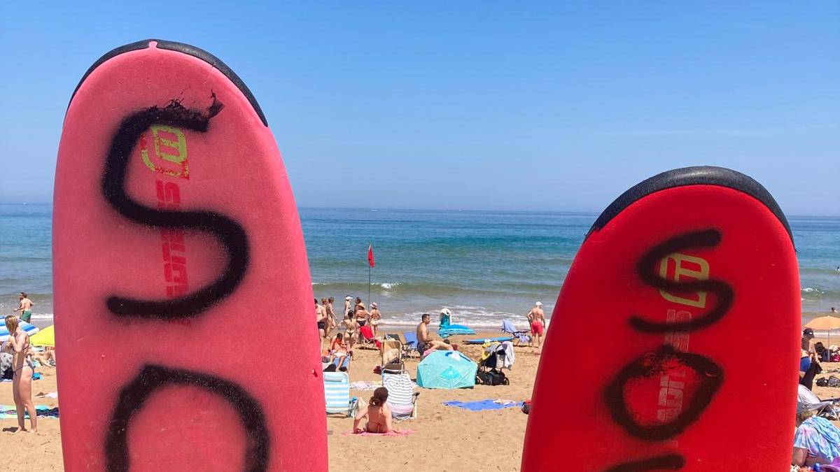Surflariek hainbat erreskate egin dituzte asteburuan uretan, hondartza denboraldiaren atarian