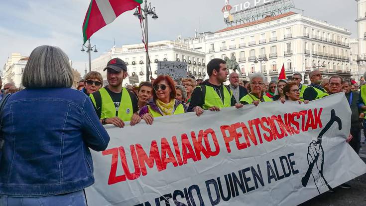 Madrileko mobilizazioetan parte hartu du Zumaiako pentsiodunen talde batek