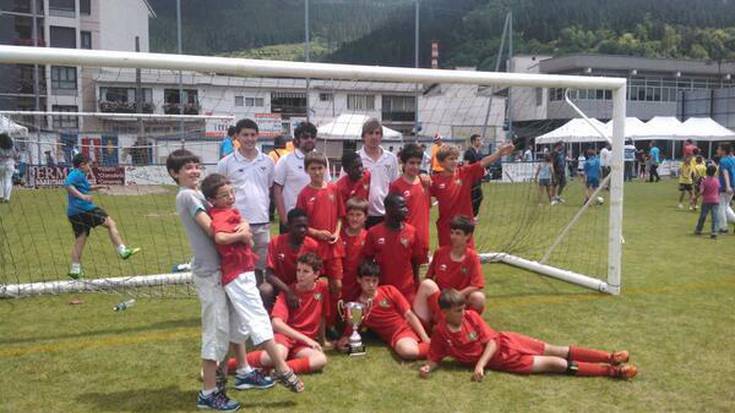 Alebin mailako Zumaiako hirugarren izan da Azpeitia Cupen Atletico Madrid, Villareal, Sevilla eta Bartzelona gainditu eta gero