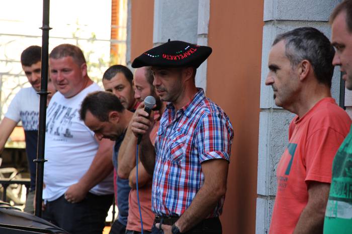 Iban Pardori harrera egin diote Zestoan
