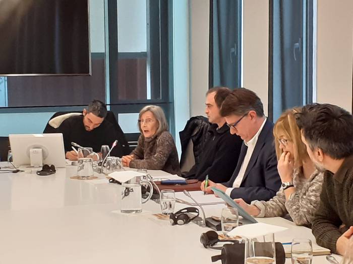 Sareko eta Xua Gurasoekin Etxera plataformako kideak Gipuzkoako Batzar Nagusietan izan dira gaur