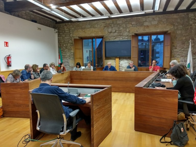 Hondartzetako sorospen zerbitzuen kudeaketa eta Santiagoko zerbitzuetako eraikinaren gaia landu zituzten urriko plenoan