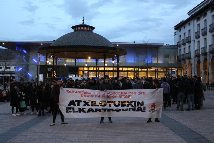 Gaurko protestetan atxilotutakoak askatzeko eskatu dute Ikasle Abertzaleek Azpeitian