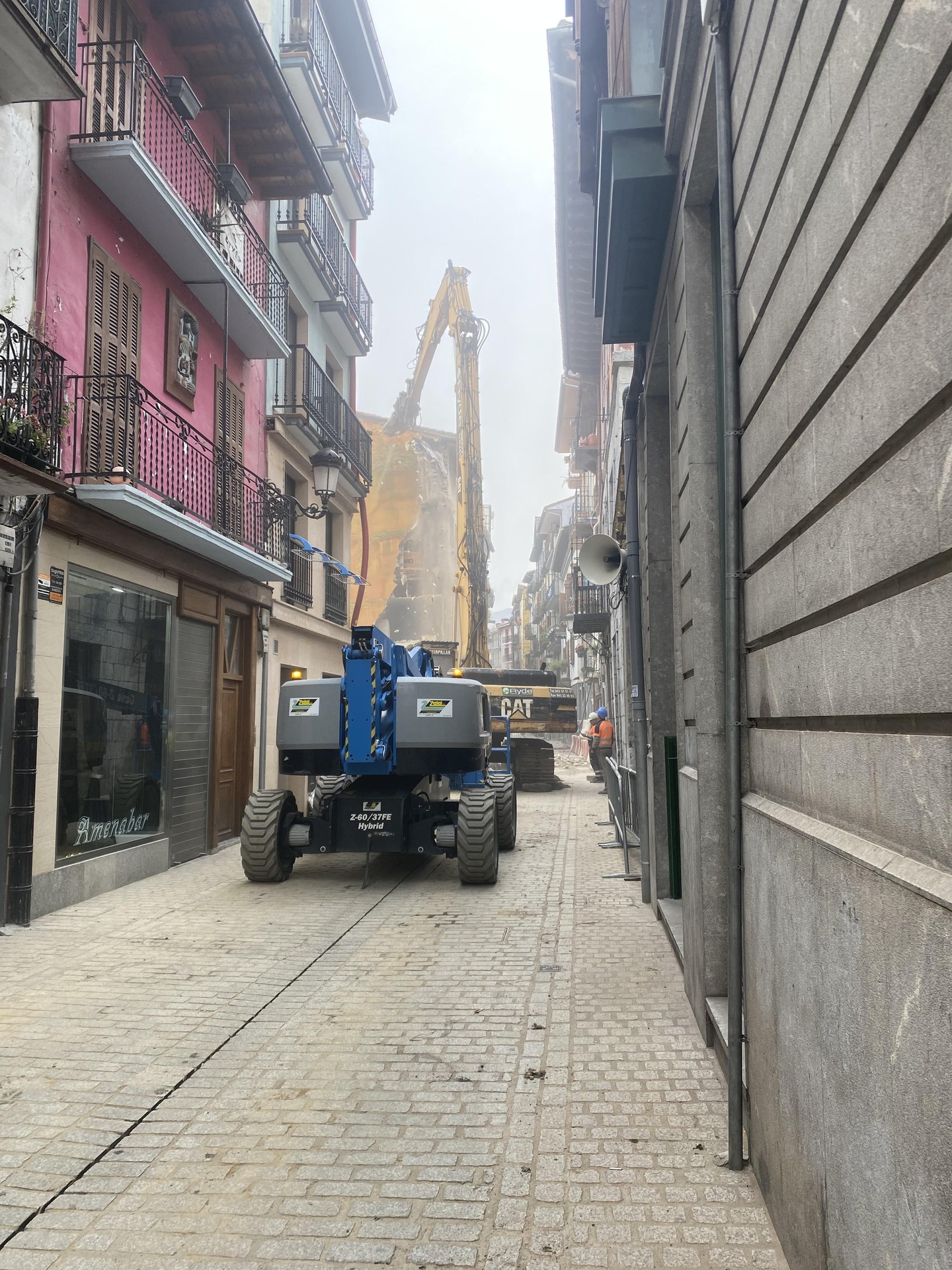 Elizkaleko etxearen zati bat eraitsi dute, eraikina egonkortzeko