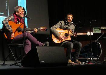 Mikel Markez eta Eñaut Elorrieta euskal musikaz aritu zaizkie ikasle zarauztarrei