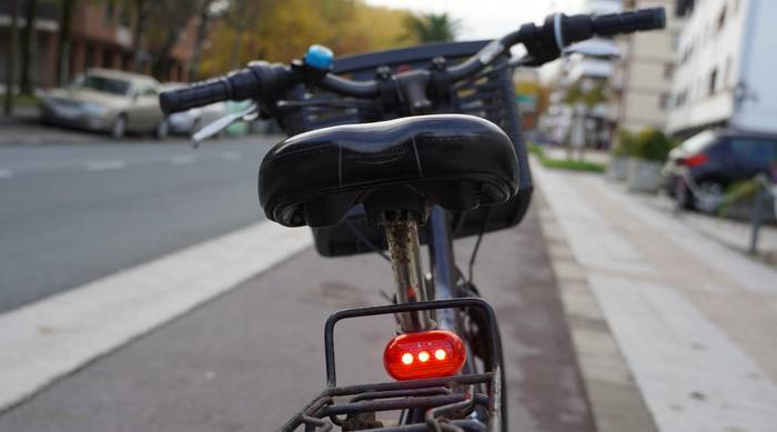 360 txirrindulari baino gehiago gelditu ditu Udaltzaingoak, bizikletan argirik ez eramateagatik