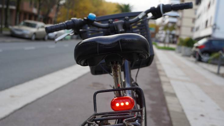 360 txirrindulari baino gehiago gelditu ditu Udaltzaingoak, bizikletan argirik ez eramateagatik