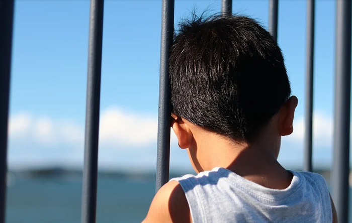 Umeak ordubetez eta etxe ingurura atera ahal izango dira igandetik aurrera