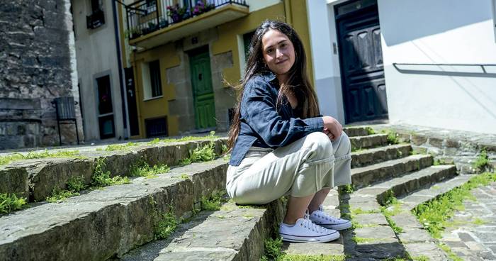 Sara Uribe-Etxeberria: "Deserosoa izan behar du idatzitakoa partekatzeko momentuak"