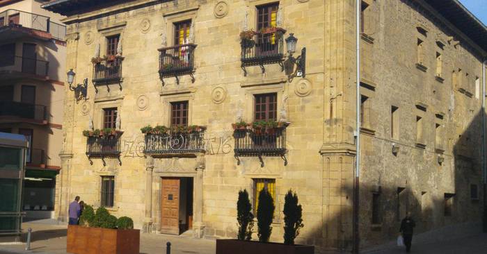 Eraikin publikoen garbiketa zerbitzuaren kontratazio prozesua atzera bota du Zarauzko Udal Gobernuak