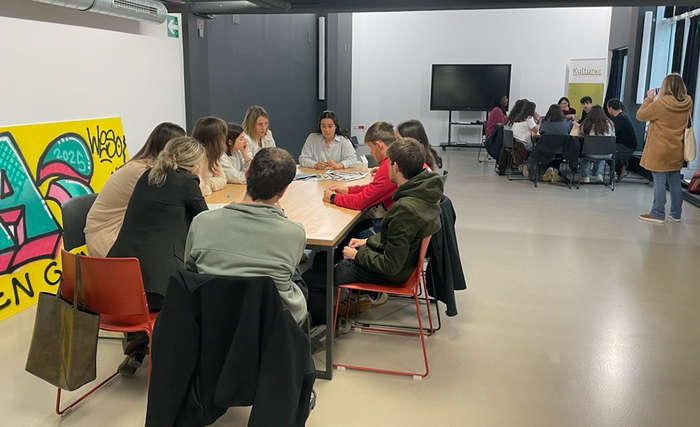 Gerolan programa tarteko, UKTren eta Kulturazen jarduna bertatik bertara ezagutu dute ikasleek