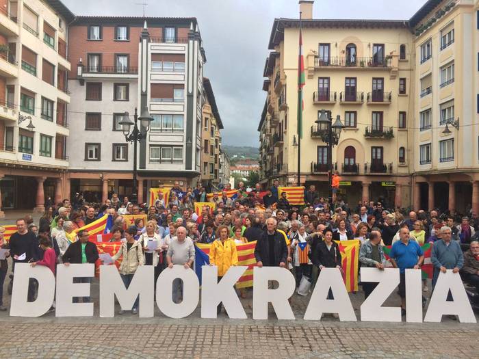 Kataluniako erreferendumari elkartasuna agertu diote herritarrek