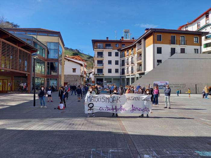 Hainbat herritarrek salatu dute Sestaoko hilketa matxista