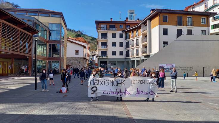 Hainbat herritarrek salatu dute Sestaoko hilketa matxista